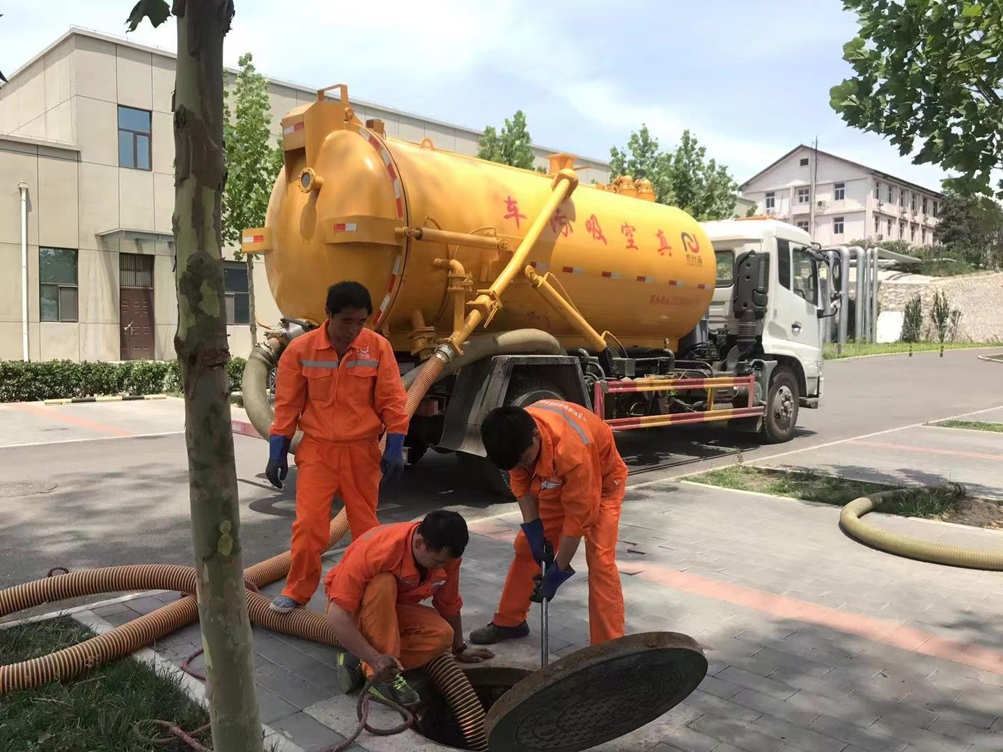 贵定管道疏通车停在窨井附近