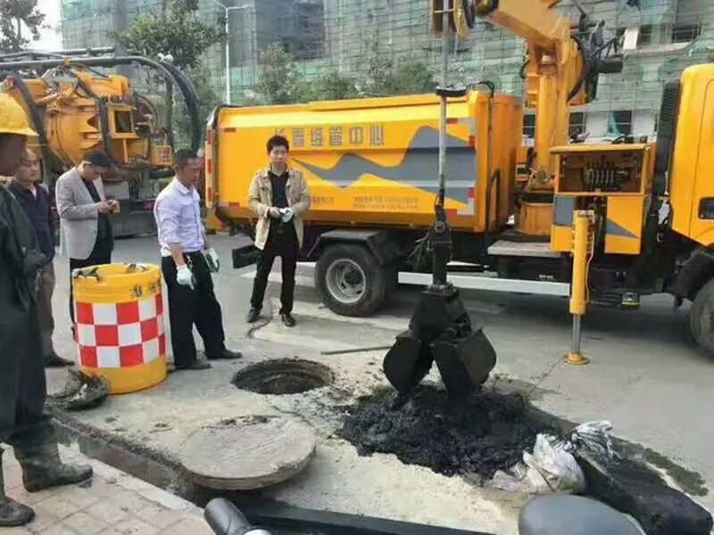 贵定街道：网格员化身“清道夫”，为民解忧疏通“堵心”化粪池