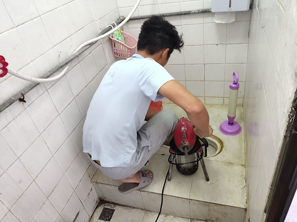 贵定肥皂掉到马桶里把马桶堵住了怎么办？马桶堵住了怎么办