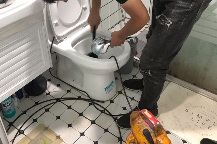 贵定马桶堵塞自己疏通还是找师傅?专业上门服务让你省时更省心